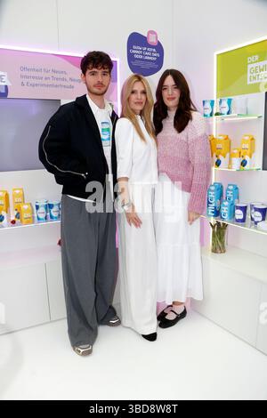 Fayn du Mont, Mirja du Mont und Tochter Tara du Mont, bei dem Themen Event-Tag Initiative-Milch Der Begehbare Kühlschrank inder Mall di Berlino AM 22.05.25 a Berlino *** Fayn du Mont, Mirja du Mont e la figlia Tara du Mont, all'evento tematico Tag Initiative Milch Der Begehbare Kühlschrank in der Mall di Berlino il 22 05 25 a Berlino Foto Stock