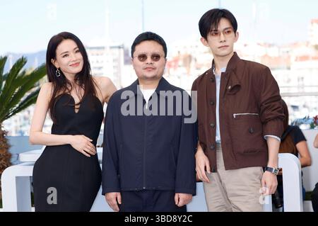 Shu Qi, Bi Gan und Jackson Yee beim Photocall zum Kinofilm Kuang ye shi dai / Resurrection auf dem Festival de Cannes 2025 / 78. Internationale Filmfestspiele von Cannes am Palais des Festivals. Cannes, 23.05.2025 *** Shu Qi, Bi Gan e Jackson Yee al photocall per il lungometraggio Kuang ye shi dai Resurrection al Festival de Cannes 2025 78 Festival Internazionale di Cannes al Palais des Festivals Cannes, 23 05 2025 foto:xD.xBedrosianx/xFuturexImagex Resurrection 5504 Foto Stock