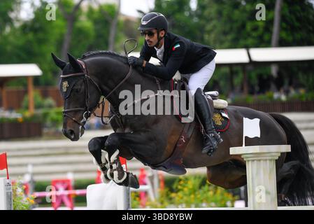 Roma, Italia. 23 maggio 2025. Omar Abdul Aziz al Marzooqi (Emirati Arabi Uniti) partecipa al Mag prix n.2 durante il 92° CSIO Roma 2025 Piazza di Siena a Villa Borghese a Roma, Italia il 22 maggio 2025 (foto di Fabrizio Corradetti/LiveMedia) Credit: Independent Photo Agency/Alamy Live News Foto Stock