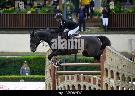 Roma, Italia. 23 maggio 2025. Omar Abdul Aziz al Marzooqi (Emirati Arabi Uniti) partecipa al Mag prix n.2 durante il 92° CSIO Roma 2025 Piazza di Siena a Villa Borghese a Roma, Italia il 22 maggio 2025 (foto di Fabrizio Corradetti/LiveMedia) Credit: Independent Photo Agency/Alamy Live News Foto Stock
