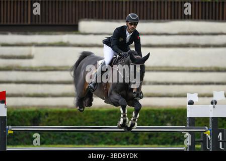 Roma, Italia. 23 maggio 2025. Omar Abdul Aziz al Marzooqi (Emirati Arabi Uniti) partecipa al Mag prix n.2 durante il 92° CSIO Roma 2025 Piazza di Siena a Villa Borghese a Roma, Italia il 22 maggio 2025 (foto di Fabrizio Corradetti/LiveMedia) Credit: Independent Photo Agency/Alamy Live News Foto Stock
