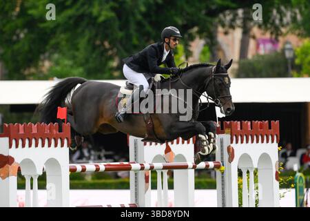 Roma, Italia. 23 maggio 2025. Omar Abdul Aziz al Marzooqi (Emirati Arabi Uniti) partecipa al Mag prix n.2 durante il 92° CSIO Roma 2025 Piazza di Siena a Villa Borghese a Roma, Italia il 22 maggio 2025 (foto di Fabrizio Corradetti/LiveMedia) Credit: Independent Photo Agency/Alamy Live News Foto Stock
