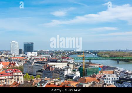Slovacchia, Bratislava - 14 aprile 2018: Veduta di Bratislava e della cattedrale di San Martino dal castello di Bratislava, Bratislava, Slovacchia Foto Stock