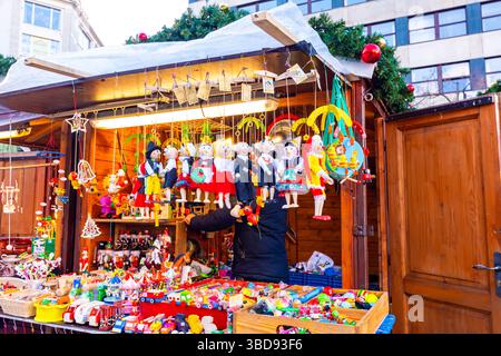 Mercatino di natale invernale - giocattoli per marionette. La decorazione e il giocattolo vintage in legno sono pronti per la vendita. Foto Stock