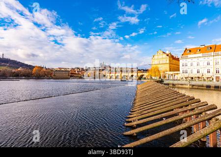 Praga, repubblica Ceca: Guarda il ponte Carlo e il castello di Praga in lontano. Soleggiata giornata invernale vicino al fiume Moldava. Vista panoramica della città di Praga, Citysca Foto Stock