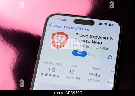 New York, USA - 22 maggio 2025: Classifica delle applicazioni mobili browser coraggiose sullo schermo dello smartphone Vista macro ravvicinata Foto Stock