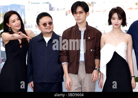 Shu Qi, Bi Gan, Jackson Yee und li Gengxi beim Photocall zum Kinofilm 'Kuang ye shi dai / Resurrection' auf dem Festival de Cannes 2025 / 78. Internationale Filmfestspiele von Cannes am Palais des Festivals. Cannes, 23.05.2025 Foto Stock