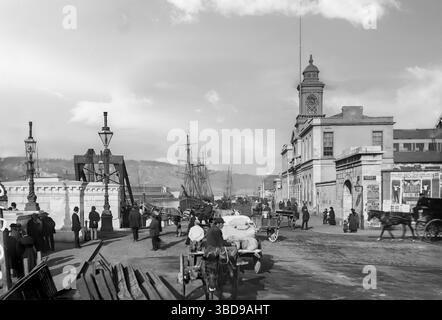 Una fotografia della fine del XIX secolo di Cork City ormeggia sul fiume Lee, in Irlanda. All'epoca era il principale porto commerciale d'Irlanda. Le esportazioni e le importazioni furono considerevoli e oggi il porto include anche le banchine di carico di Tivoli nei sobborghi orientali, Cobh a sud di Great Island e Ringaskiddy sul lato occidentale del porto. Foto Stock