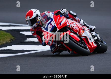 TOWCESTER, REGNO UNITO. 23 maggio: Aleix Espargaro (#ae41, Spagna) del team HRC test nelle prove libere di venerdì durante il Gran Premio di Tissot del Regno Unito 2025 sul circuito di Silverstone venerdì 23 maggio 2025 a TOWCESTER, INGHILTERRA. Crediti: Taka G Wu/Alamy Live News Foto Stock