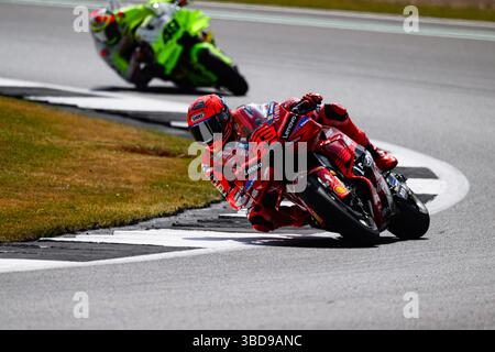 TOWCESTER, REGNO UNITO. 23 maggio: Marc Marquez (#mm93, Spagna) del Ducati Lenovo Team) nelle prove libere di venerdì durante il Gran Premio di Tissot del Regno Unito 2025 sul circuito di Silverstone venerdì 23 maggio 2025 a TOWCESTER, INGHILTERRA. Crediti: Taka G Wu/Alamy Live News Foto Stock
