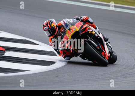 TOWCESTER, REGNO UNITO. 23 maggio: Marverick Vinales (#mv12, Spagna) di RedBul KTM Tech3 nelle prove libere di venerdì durante il Gran Premio di Tissot del Regno Unito 2025 sul circuito di Silverstone venerdì 23 maggio 2025 a TOWCESTER, INGHILTERRA. Crediti: Taka G Wu/Alamy Live News Foto Stock
