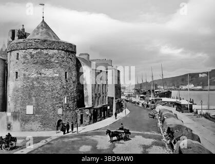 Una fotografia dell'inizio del XX secolo della Torre di Reginaldo, costruita nel XIII o XIV secolo dagli anglo-normanni dopo la conquista di Waterford, in Irlanda, in sostituzione di una precedente fortificazione vichinga. La struttura si trova accanto al fiume Suir mentre scorre attraverso Waterford City, in Irlanda Foto Stock