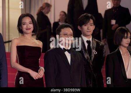 Cannes, Francia. 22 maggio 2025. Shu Qi, Gan Bi e Jackson Yee assistono al Red carpet per la proiezione ''Resurrection''' al 78° Festival annuale di Cannes al Palais des Festivals il 22 maggio 2025 a Cannes, Francia. Crediti: Bernard Menigault/Alamy Live News Foto Stock