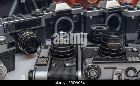 Un assortimento diversificato di vecchie telecamere mostrate insieme, mettendo in risalto i loro design unici e i meccanismi intricati che hanno plasmato la fotografia. Foto Stock