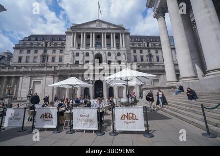 Londra, Regno Unito. 23 maggio 2025. Una vista della Banca d'Inghilterra nella città di Londra. Gli economisti hanno messo in dubbio ulteriori tagli ai tassi di interesse da parte della Banca d’Inghilterra dopo un inaspettato aumento del tasso d’inflazione al 3,5 per cento a seguito dell’aumento dei prezzi dei costi energetici e delle bollette delle famiglie. Accreditare Amer Ghazzal/Alamy Live News Foto Stock
