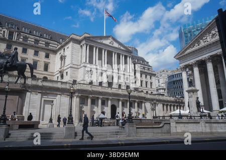 Londra, Regno Unito. 23 maggio 2025. Una vista della Banca d'Inghilterra nella città di Londra. Gli economisti hanno messo in dubbio ulteriori tagli ai tassi di interesse da parte della Banca d’Inghilterra dopo un inaspettato aumento del tasso d’inflazione al 3,5 per cento a seguito dell’aumento dei prezzi dei costi energetici e delle bollette delle famiglie. Accreditare Amer Ghazzal/Alamy Live News Foto Stock