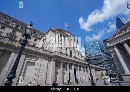 Londra, Regno Unito. 23 maggio 2025. Una vista della Banca d'Inghilterra nella città di Londra. Gli economisti hanno messo in dubbio ulteriori tagli ai tassi di interesse da parte della Banca d’Inghilterra dopo un inaspettato aumento del tasso d’inflazione al 3,5 per cento a seguito dell’aumento dei prezzi dei costi energetici e delle bollette delle famiglie. Accreditare Amer Ghazzal/Alamy Live News Foto Stock