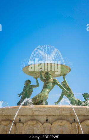 Fontana del Tritone della Valletta, vista di tre tritoni di bronzo che formano il pezzo centrale della Fontana del Tritone in Piazza Tritone, Floriana, la Valletta, Malta Foto Stock