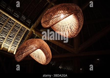 Luci a pendente decorative in rattan con bamboo in un interno in bambù Foto Stock