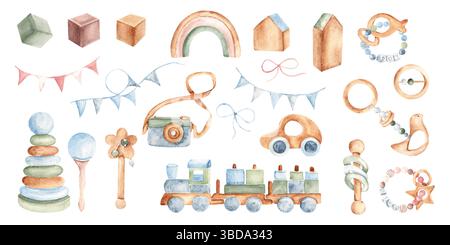 Set di giocattoli Eco in legno per bambino e bambino. Auto, macchina fotografica, treno, cubi e piramide. Sonagli e massaggiagengive. Bandiere blu e rosa per feste. Mano acquerello Foto Stock
