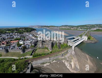 Vista aerea di Conwy, tra cui il castello di Conwy e il fiume Conwy, Wales May Foto Stock