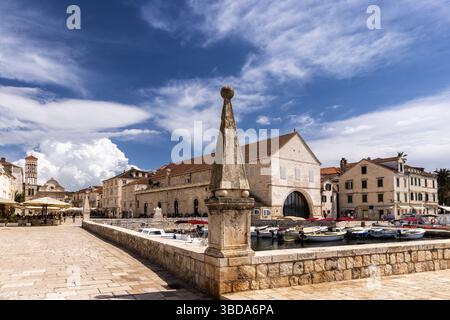 Arsenale di Hvar, Piazza Santo Stefano e porto/porto turistico di Hvar, Hvar, Croazia, Europa Foto Stock