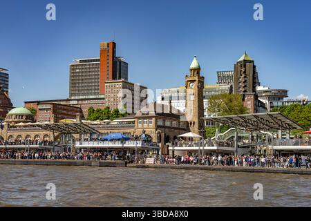 Die St. Pauli Landungsbrücken beim Hafengeburtstag Hamburg 2025 in der Freien Hansestadt Hamburg, Deutschland, Europa | The St. Pauli Piers durante t Foto Stock