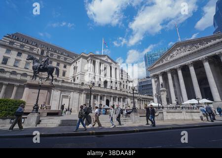 Londra, Regno Unito. 23 maggio 2025. Una vista della Banca d'Inghilterra nella città di Londra. Gli economisti hanno messo in dubbio ulteriori tagli ai tassi di interesse da parte della Banca d’Inghilterra dopo un inaspettato aumento del tasso d’inflazione al 3,5 per cento a seguito dell’aumento dei prezzi dei costi energetici e delle bollette delle famiglie. Accreditare Amer Ghazzal/Alamy Live News Foto Stock