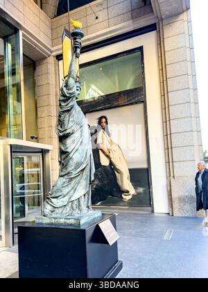 La Statua della libertà originale, Sculpture di Frédéric Auguste Bartholdi in mostra sulla East 61st e ad con un più moderno New York City, New York, Stati Uniti Foto Stock