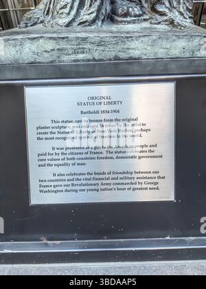 Insegna per la Statua della libertà originale, Sculpture di Frédéric Auguste Bartholdi in mostra su East 61st Street, New York City, New York, Stati Uniti Foto Stock