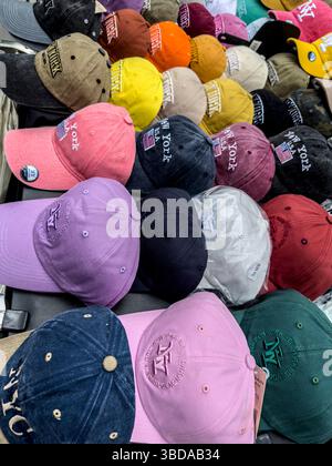Cappellini da baseball NYC in molti colori o colori in vendita a New York City Foto Stock
