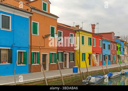 Venezia, Italia - 10 gennaio 2017: Colorate case residenziali in fila a Burano Island Winter Day Travel. Foto Stock