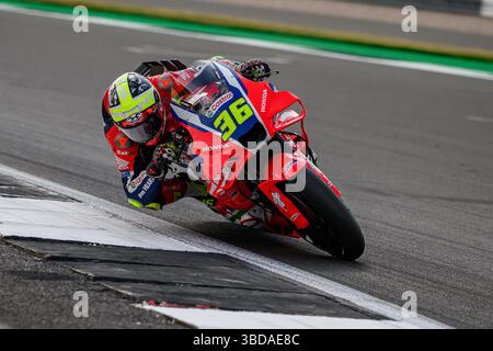 TOWCESTER, REGNO UNITO. 23 maggio: Joan Mir (#jm36, Spagna) della Honda HRC Castrol nelle prove libere di venerdì durante il Gran Premio di Tissot del Regno Unito 2025 sul circuito di Silverstone venerdì 23 maggio 2025 a TOWCESTER, INGHILTERRA. Crediti: Taka G Wu/Alamy Live News Foto Stock