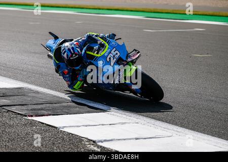 TOWCESTER, REGNO UNITO. 23 maggio: Raul Fernandez (#rf25, Spagna) di Trackhouse MotoGP Team nelle prove libere di venerdì durante il Gran Premio di Tissot del Regno Unito 2025 sul circuito di Silverstone venerdì 23 maggio 2025 a TOWCESTER, INGHILTERRA. Crediti: Taka G Wu/Alamy Live News Foto Stock