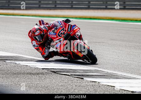 TOWCESTER, REGNO UNITO. 23 maggio: Francesco Bagnaia (#fb63, Italia) di Ducati Lenovo Team nelle prove libere di venerdì durante il Gran Premio di Tissot del Regno Unito 2025 sul circuito di Silverstone venerdì 23 maggio 2025 a TOWCESTER, INGHILTERRA. Crediti: Taka G Wu/Alamy Live News Foto Stock