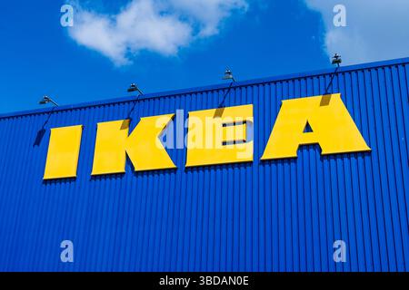 Wednesday sbury, Regno Unito - 23 maggio 2025: Segnaletica principale all'esterno di un negozio svedese di mobili e articoli per la casa, Ikea, nel Regno Unito Foto Stock