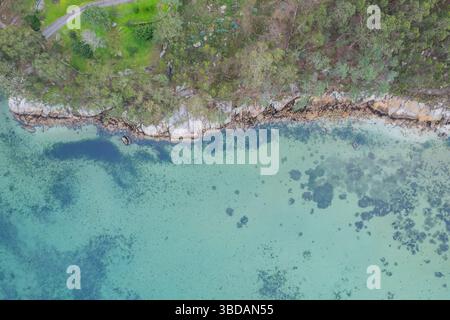 aereo astratto di una costa frastagliata, che mostra un oceano potente. Vista Zenithal drone, concetto di sfondo estivo Foto Stock