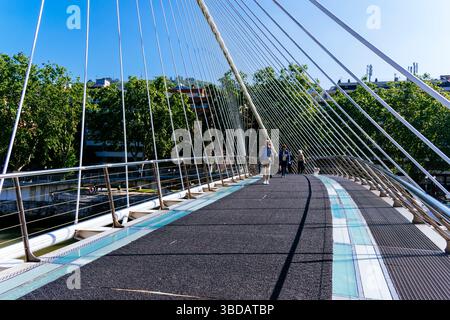 Lo Zubizuri, chiamato anche Ponte campo Volantin o Puente del campo Volantin, è un ponte pedonale ad arco lungo il fiume Nervion. Progettato da ARCH Foto Stock