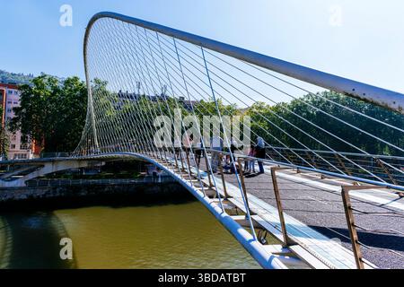Lo Zubizuri, chiamato anche Ponte campo Volantin o Puente del campo Volantin, è un ponte pedonale ad arco lungo il fiume Nervion. Progettato da ARCH Foto Stock