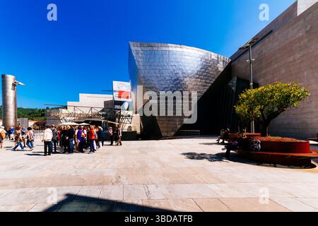 Museo Guggenheim Bilbao. Museo di arte moderna e contemporanea a Bilbao, progettato dall'architetto Frank Gehry a Bilbao, Paesi Baschi, Spagna, EUR Foto Stock