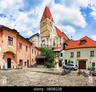 Il villaggio storico di Weissenkirchen si trova nella zona viticola, nel paesaggio della bassa Austria Foto Stock