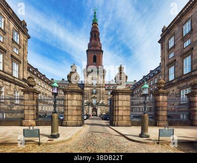 Copenaghen, Danimarca, con il palazzo di Christianborg, il Parlamento danese e il centro città. Foto Stock