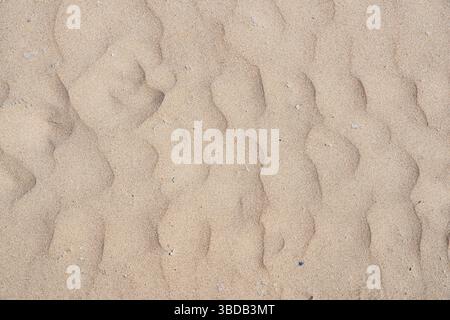 Consistenza di sabbia fine che forma ondulazioni su una spiaggia Foto Stock