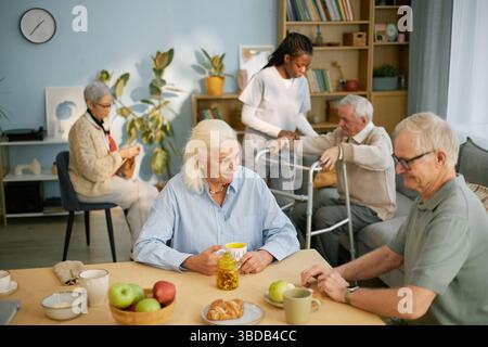 Anziani impegnati in attività sociali presso la struttura Foto Stock
