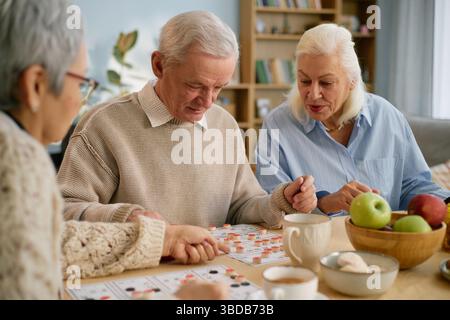 Anziani che usufruiscono di attività sociali insieme al Day Care Center Foto Stock