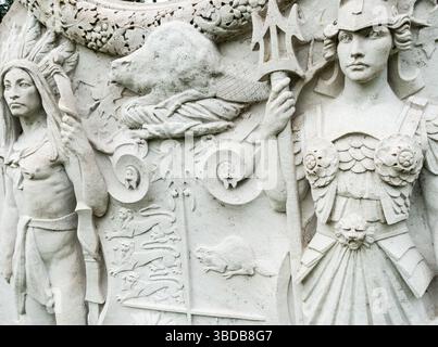 Una scultura dello stemma di Toronto raffigurante un nativo canadese e una figura di Britanica situata nel giardino di sculture Guild a Toronto, Ontario Foto Stock