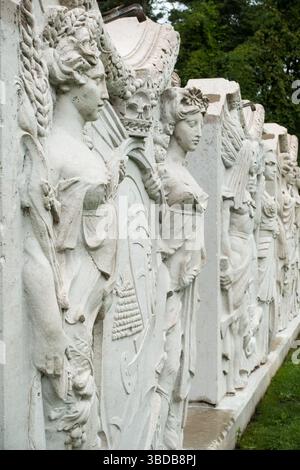 Una scultura dello stemma di Toronto raffigurante un nativo canadese e una figura di Britanica situata nel giardino di sculture della Gilda a Toronto Ontari Foto Stock