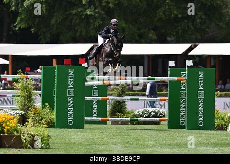 Omar Abdul Aziz al Marzooqi (EAU) durante il 92° Concorso CSIO Roma 2025 n. 6 NATIONS CUP INTESA SANPAOLO due round Competition - h. 160 Premio in denaro: 220,000 € il 23 maggio 2025 in Piazza di Siena a Roma, Italia. Foto Stock