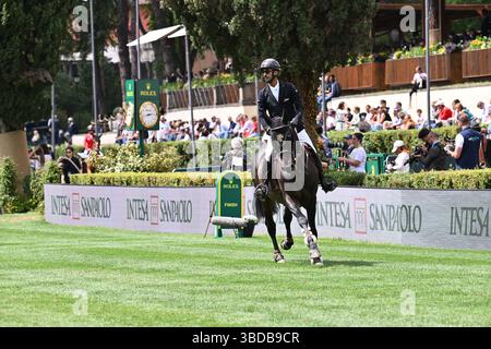 Omar Abdul Aziz al Marzooqi (EAU) durante il 92° Concorso CSIO Roma 2025 n. 6 NATIONS CUP INTESA SANPAOLO due round Competition - h. 160 Premio in denaro: 220,000 € il 23 maggio 2025 in Piazza di Siena a Roma, Italia. Foto Stock