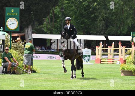 Omar Abdul Aziz al Marzooqi (EAU) durante il 92° Concorso CSIO Roma 2025 n. 6 NATIONS CUP INTESA SANPAOLO due round Competition - h. 160 Premio in denaro: 220,000 € il 23 maggio 2025 in Piazza di Siena a Roma, Italia. Foto Stock